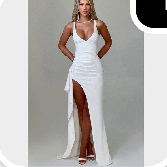 Elegant White Evening Gown - Picture 1 of 1
